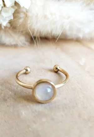 bague dorée et quartz rose