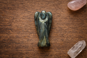 Ange en Labradorite – Pierre de protection contre les énergies négatives