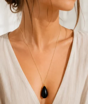Pendentif en obsidienne noire